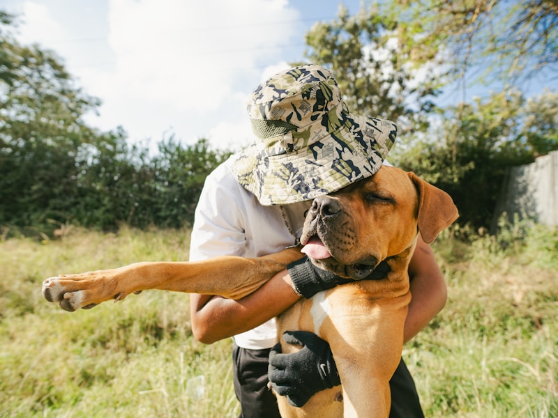 Glücklicher Mann umarmt seinen adoptierten Hund